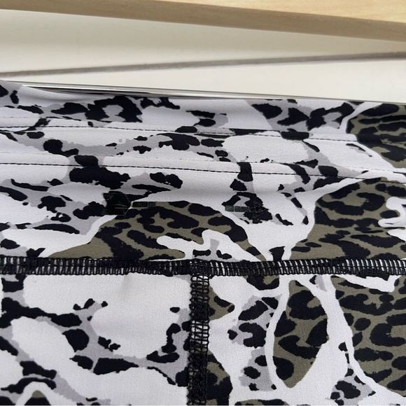 Revolve the Upside Cropped Floral Leggings - Picture 6 of 6